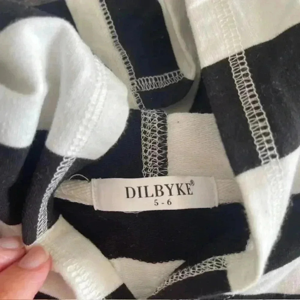 DILBYKE Boys & Girls Hooded Sweatshirt - Size 5-6 - Picture 10 of 16